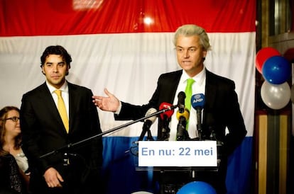 Geert Wilders (a la derecha), junto a su candidato en La Haya, Leon de Jong, anoche durante el recuento.