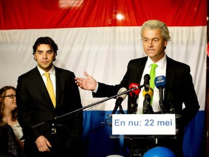 Geert Wilders (a la derecha), junto a su candidato en La Haya, Leon de Jong, anoche durante el recuento.