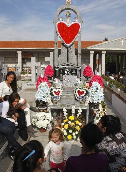 Día de Todos los Santos en el cementerio de San Isidro.