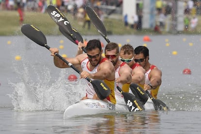 Craviotto, por delante de Arévalo, Cooper y Germade, en la final del K4-500 de este domingo en Szeged.