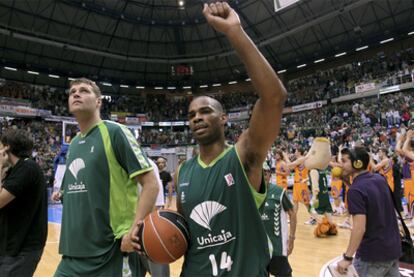 Los jugadores del Unicaja celebran su victoria ante el Powe Valencia