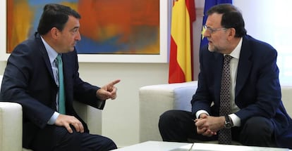 Aitor Esteban es portavoz del Partido Nacionalista Vasco en el Congreso de los Diputados con Mariano Rajoy, en una imagen de archivo. 