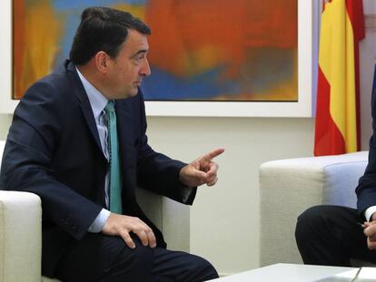 Aitor Esteban es portavoz del Partido Nacionalista Vasco en el Congreso de los Diputados con Mariano Rajoy, en una imagen de archivo. 