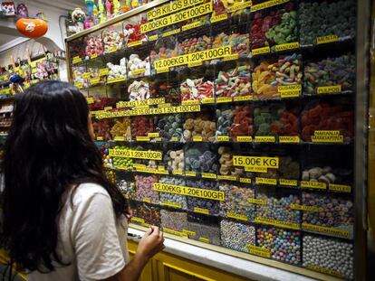 Una joven en una tienda de caramelos de Madrid, en una imagen de archivo.