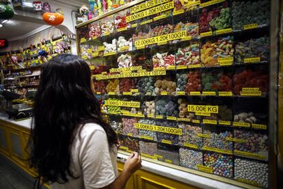 Una joven en una tienda de caramelos de Madrid, en una imagen de archivo.