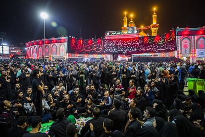 Kerbala, la capital del chiismo, el lugar donde comenzó la ruptura del islam el año 680. Ante la mezquita donde se conservan los restos de Husein, nieto de Mahoma, miles de fieles se concentran para llorar su muerte.