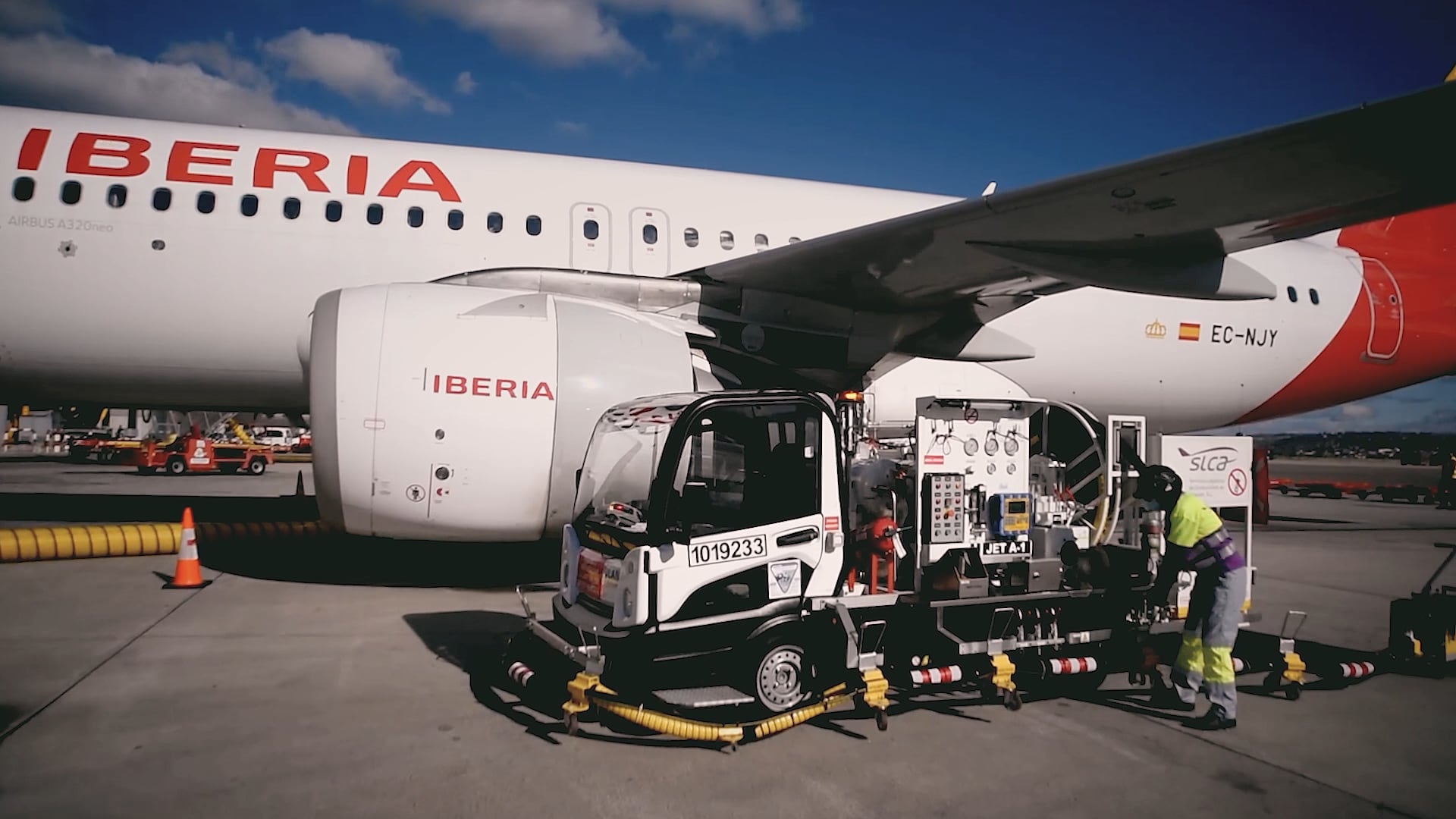 Repostaje de un avión de Iberia.