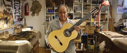 Felipe Conde, en el taller en el que construye sus guitarras, frente al Teatro Real de Madrid.