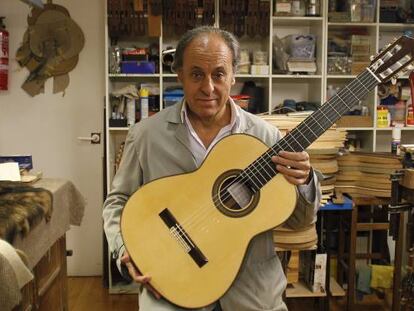Felipe Conde, en el taller en el que construye sus guitarras, frente al Teatro Real de Madrid.