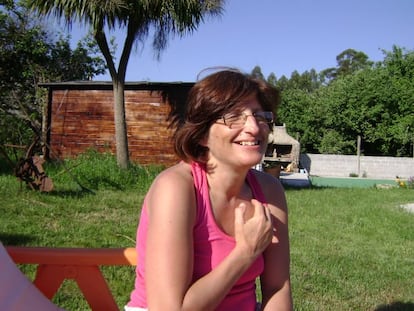 Elisa Abruñedo, en su finca de Lavandeira (Cabanas).