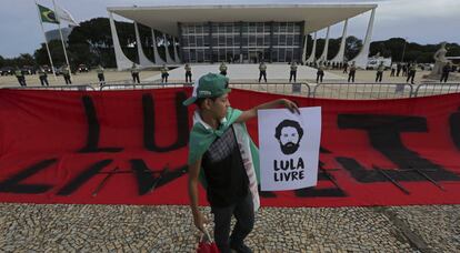 Manifestante em frente ao STF no dia 17.