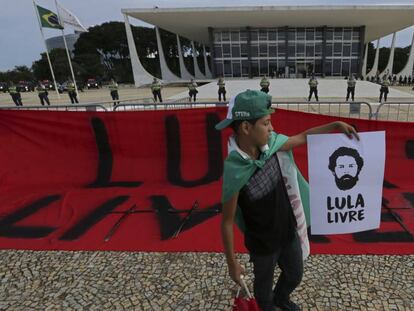 Manifestante em frente ao STF no dia 17.