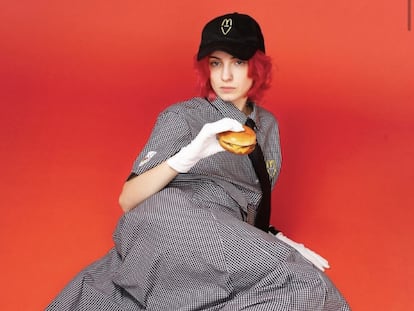 La colección presenta 13 conjuntos confeccionados de viejos uniformes que la marca ha puesto a la venta solo para empleados de McDonald's Finlandia.