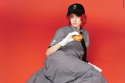 La colección presenta 13 conjuntos confeccionados de viejos uniformes que la marca ha puesto a la venta solo para empleados de McDonald's Finlandia.