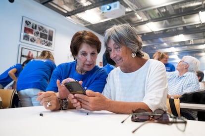 El equipo educativo de Fundación Telefónica, acompañado de voluntarios de la compañía, imparte estas sesiones, en las que también se desarrollan distintas actividades como visitas comentadas a las exposiciones o la participación en eventos específicos