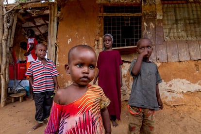 Unos niños posan frente a la pequeña tienda que gestionan Adar y su familia, anexa a su casa. Hace tres años fue asaltada por bandidos armados, pero fueron ahuyentados por los gritos de los vecinos y no consiguieron robar nada. Desde entonces, la mujer afirma que no se siente segura en Dadaab.