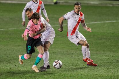 Saveljich trata de frenar a Riqui Puig, este miércoles en Vallecas.