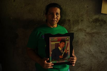 Delmy Cortéz, madre de Beatriz, sostiene un retrato de su hijo en su casa en Jiquilisco, El Salvador, el pasado 5 de marzo.