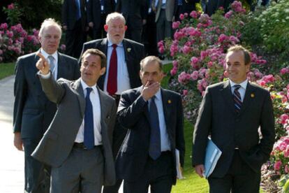 José Antonio Alonso (primero por la derecha) y los otros cuatro ministros del Interior en la reunión del G5 en Evian.