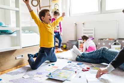 Board games offer children the opportunity to learn how to establish agreements and cooperate to meet a common goal.