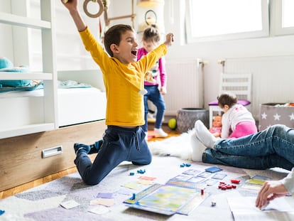 Los juegos de mesa ofrecen la oportunidad de establecer acuerdos sobre las reglas a respetar y de aprender a cooperar en función de un objetivo común.