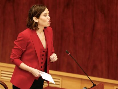 La presidenta de la Comunidad de Madrid, Isabel Díaz Ayuso, interviene en el pleno de la Asamblea de Madrid.