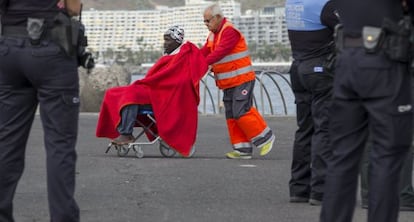 Un inmigrante llegado a las Islas Canarias este lunes en una patera.