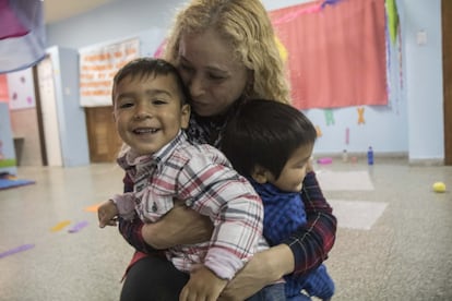 Maxi (a la derecha) y Lionel (a la izquierda) son hijos de dos alumnas del instituto. Cada mañana van a clase con sus madres. Ellos, se quedan en la sala maternal con dos educadoras infantiles.