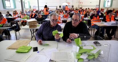 Dos voluntarios durante el recuento de votos en Madrid. 