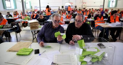 Dos voluntarios durante el recuento de votos en Madrid.
