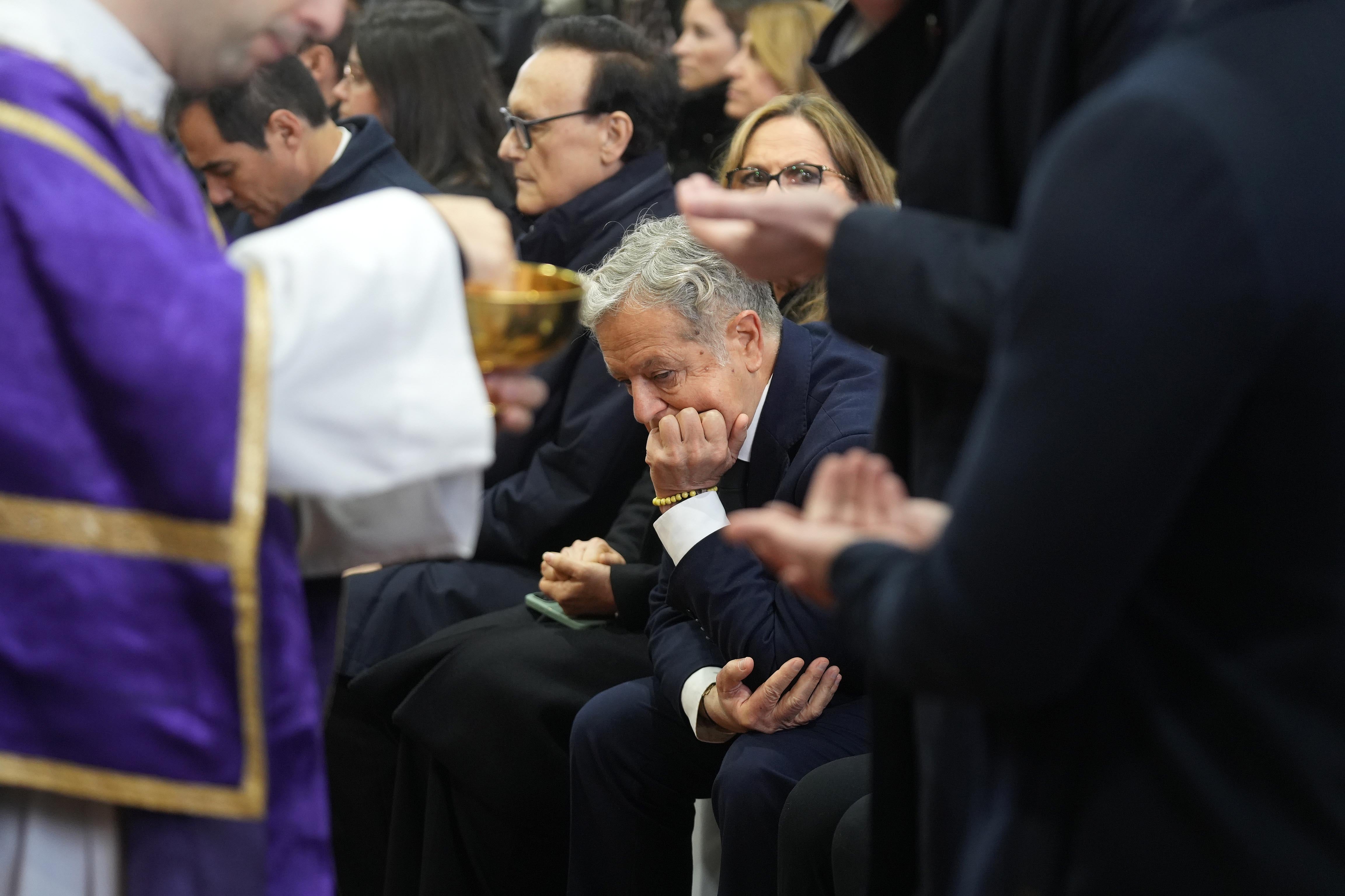 El obispo de Córdoba Jesús Fernández González oficia una misa por las víctimas del accidente ferroviario en la caseta municipal de Adamuz.