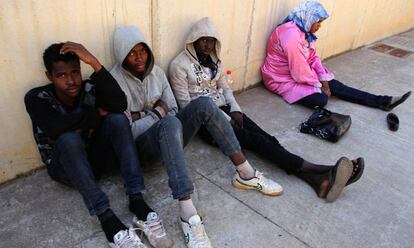 Quatre immigrants subsaharians van intentar entrar a Melilla ocults en un vehicle. La policia va detectar la seva presència.