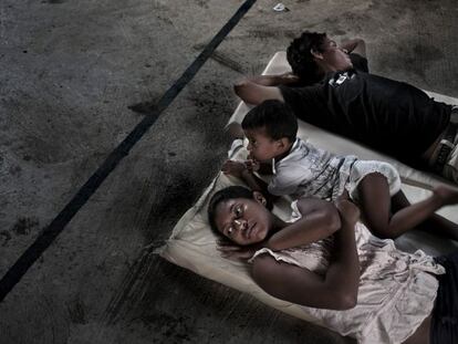 Una familia de origen hondureño descansa durante su viaje hacia EE UU, en un albergue de Veracruz.