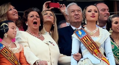 La alcaldesa Rita Barberá, con las falleras mayores de Valencia, el ministro José Manuel García-Margallo y el presidente Alberto Fabra, entre otros.