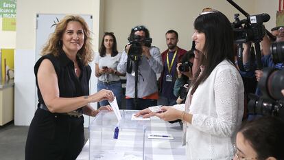 La candidata de Sumar a las elecciones europeas, Estrella Galán, vota en el colegio electoral Nuestra Señora de la Almudena de Madrid.