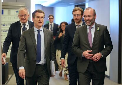 El presidente del PP, Alberto Núñez Feijóo, y el presidente del Partido Popular Europeo (PPE) y líder del Grupo Democristiano en el Parlamento Europeo, Manfred Weber, durante su encuentro este jueves en el Parlamento Europeo en Bruselas.