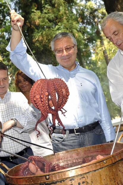 El ministro José Blanco, ayer en la Fiesta del Pulpo de O Carballiño (Ourense).