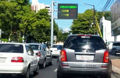 Paneles de tr&aacute;fico en coreano, en Asunci&oacute;n.