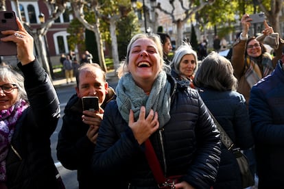 Una mujer llega a la administración número 6 de Logroño, conocida como Lotería María del Carmen, donde se ha vendido íntegramente el premio Gordo.