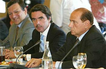 José María Aznar, Silvio Berlusconi (derecha) y José Manuel Durão Barroso, en el encuentro del PPE en Sani.