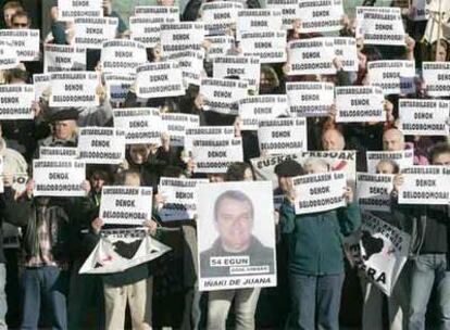 Familiares de presos de ETA, durante una marcha organizada ayer desde los juzgados a la cárcel de Martutene, en San Sebastián. En primer término, un cartel de Iñaki de Juana.