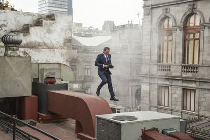 Daniel Craig, en el papel de James Bond, durante el rodaje en México DF.