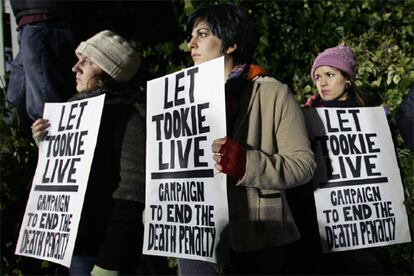 Entre la multitud de seguidores que protestaba contra la "muerte patrocinada por el Estado" se encontraba el reverendo Jesse Jackson y la cantante Joan Baez, que ha entonado varias canciones en un escenario improvisado. A pesar del debate abierto y de las peticiones de clemencia, el reo se ha convirtido en el duodécimo preso ejecutado en este Estado desde 1992, cuando se reimplantó la pena capital después de un lapso de 25 años.