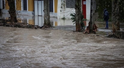 Un hombre observa el río Deba, desbordado a su paso por la localidad guipuzcoana de Mendaro. La principal preocupación de los servicios de emergencias está focalizada en la situación del hospital de Mendaro (Gipuzkoa), que ha quedado aislado por carretera a causa de la crecida del Deba.