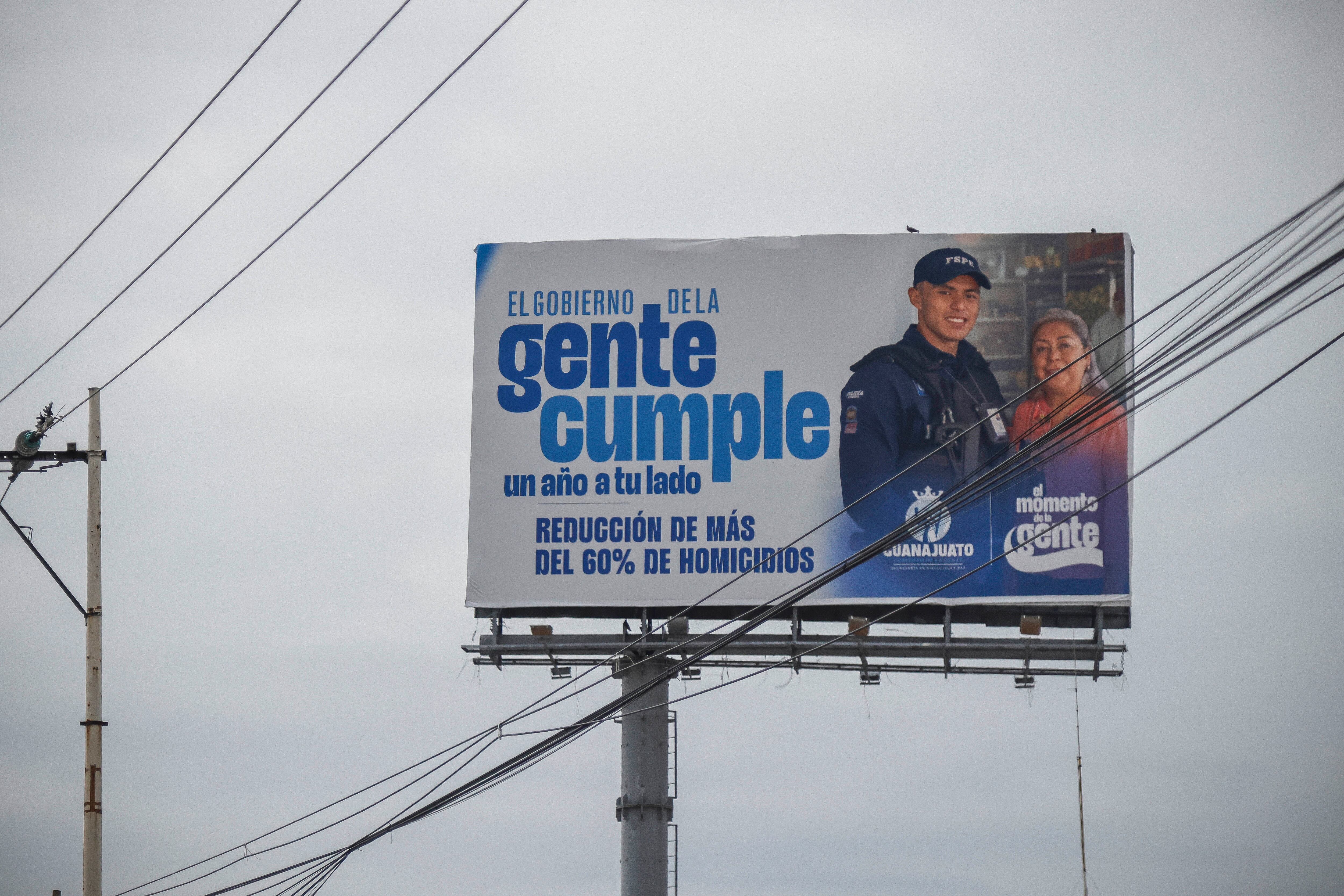 Anuncio espectacular que informa acerca de la reducción de más del 60% de homicidios en la ciudad de Irapuato según las cifras del gobierno estatal.