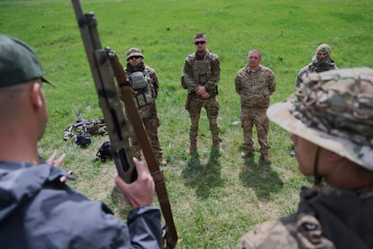 Chris, un instructor estadounidense (izquierda), entrena a militares ucranios durante unas prácticas de tiro para abatir drones este sábado en Járkov.