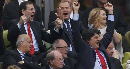 El presidente del Gobierno de España Mariano Rajoy y su jefe de Gabinete, Jorge Moragas, celebran el gol de España durante el partido de fútbol España 1- Italia 1, el pasado junio, en Gdansk.