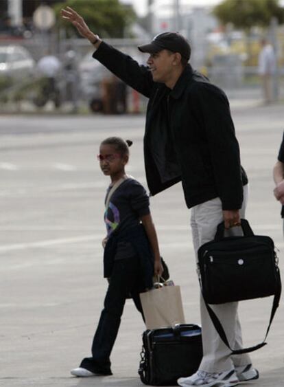 Obama, junto a una de sus hijas, a su llegada ayer a Honolulu.