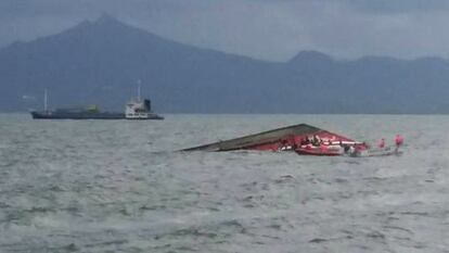 Los equipos de rescate buscan sobrevivientes en las inmediaciones del ferry