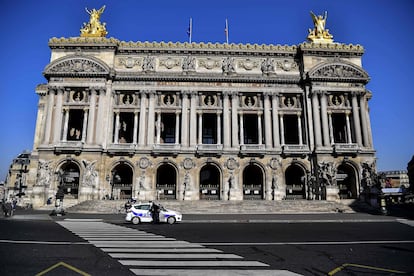 Un coche de la policía francesa, este jueves, ante la fachada desierta de la Ópera de París.